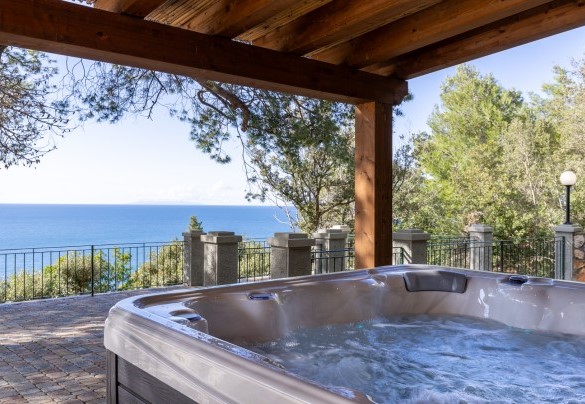 Vasca idromassaggio sei posti, riscaldata, con cromo terapia – Villa Meraviglia 