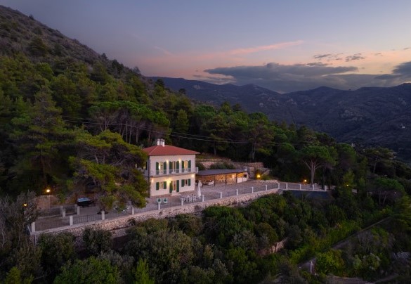 Panoramica della villa illuminata – Villa Meraviglia 