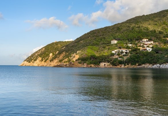 La caletta attrezzata a pochi passi dalla villa – Villa Meraviglia 