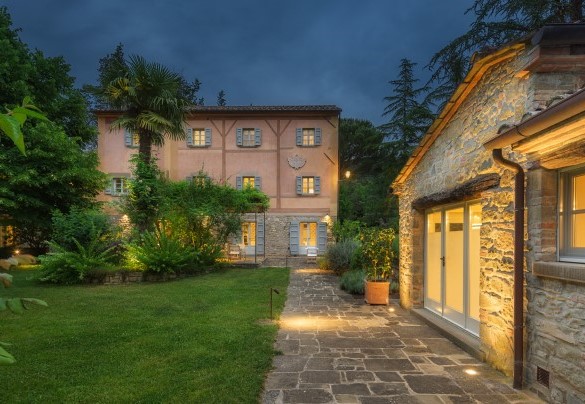 L'annesso e il sentiero pavimentato che conduce alla villa - Villa Metelliano