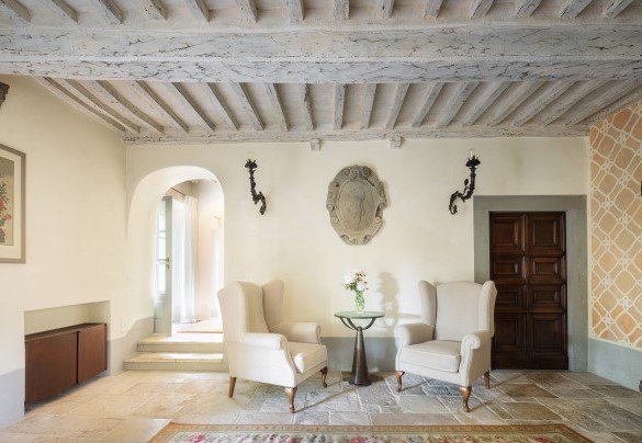 La hall con accesso diretto alla sala da pranzo e il bagno di servizio - Villa Metelliano