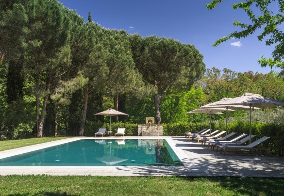 La bella piscina è posizionata ad un livello leggermente superiore rispetto alla villa - Villa Metelliano