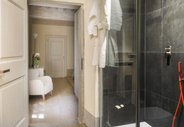 Bagno n. 2 con doccia en-suite con camera n. 2 - Villa Metelliano