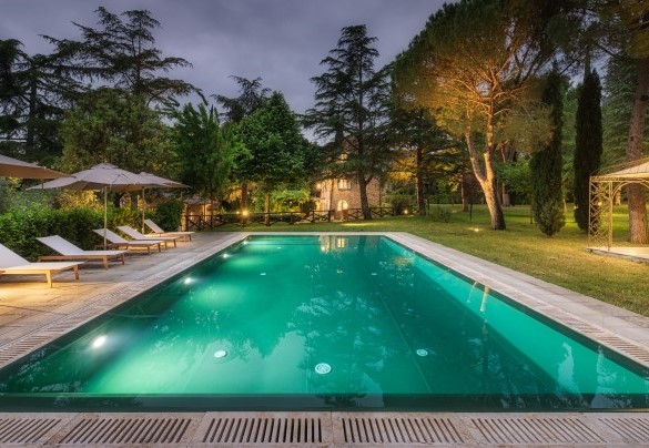 La zona piscina di notte e la villa sullo sfondo - Villa Metelliano