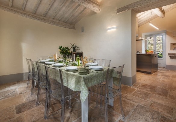 La sala da pranzo comunica comodamente con la cucina - Villa Metelliano