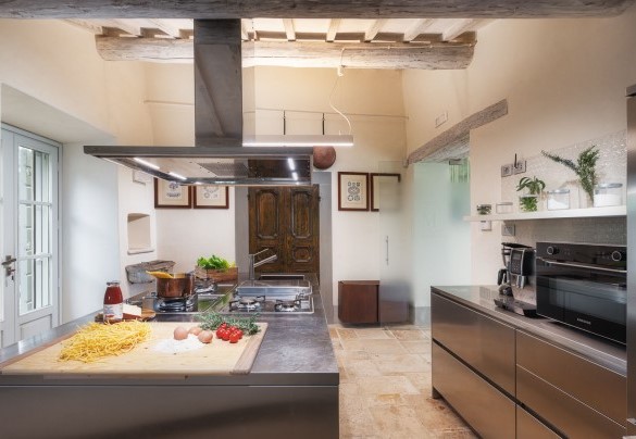 La cucina comunica con la sala da pranzo e l'esterno - Villa Metelliano