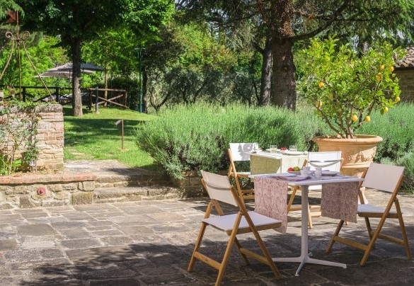 Graziosi tavolini all'aperto e la zona piscina nello sfondo - Villa Metelliano