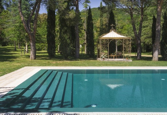 Vi si accede in piscina tramite una scala su un lato con 6 gradoni sommersi - Villa Metelliano