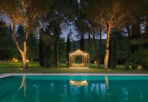 La spettacolare piscina munita con gazebo - Villa Metelliano
