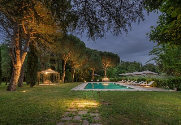 La zona piscina abbracciata del verde parco - Villa Metelliano
