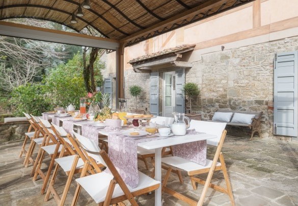 La pergola è munita, su tre lati, di tende con chiusure automatiche in PVC - Villa Metelliano