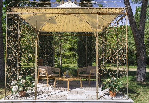 Il romantico gazebo in zona piscina è arredato con tavolo e sedie - Villa Metelliano