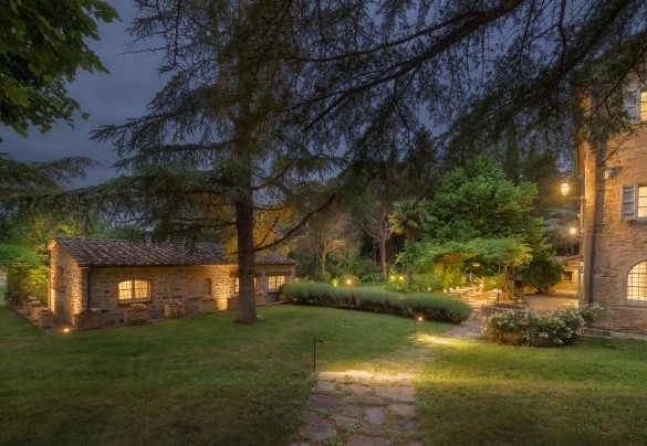 L'annesso e la villa illuminati di notte - Villa Metelliano