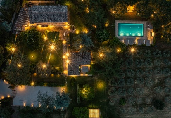 La splendida proprietà illuminata di notte vista dall'alto - Villa Metelliano