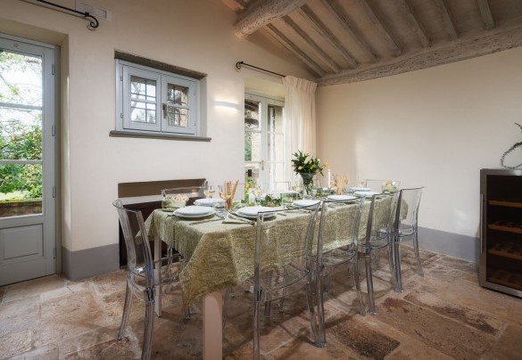 La sala da pranzo con uscita diretta al giardino - Villa Metelliano