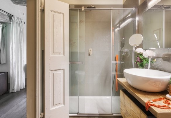 Bagno n. 1 con doccia en-suite con camera 1 - Villa Metelliano