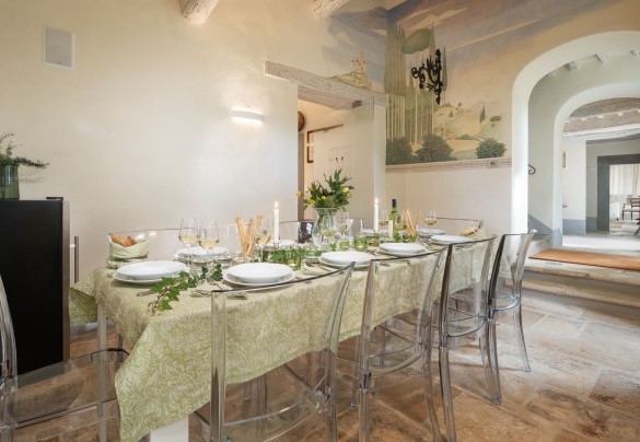 La sala da pranzo con il tavolo imbandito per cene importanti - Villa Metelliano