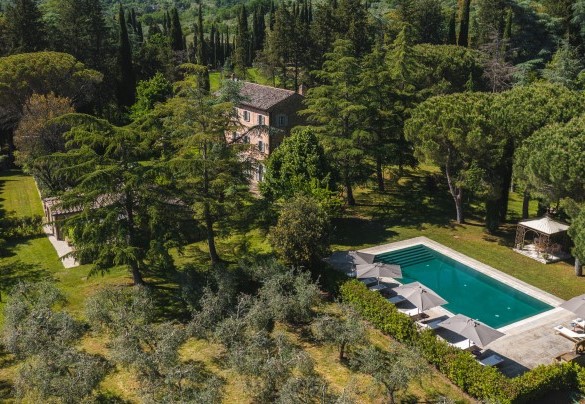 Veduta panoramica della villa, l'annesso e la piscina - Villa Metelliano