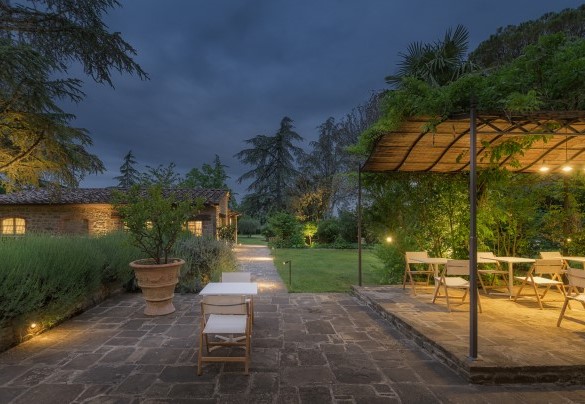 La pergola e l'anesso sullo sfondo - Villa Metelliano