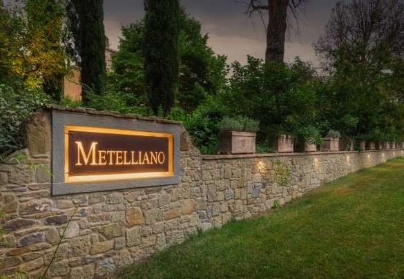 Il maestoso parco con il muretto in pietra - Villa Metelliano