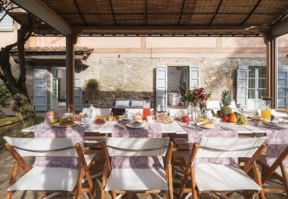 La zona per mangiare all'aperto e la villa sullo sfondo - Villa Metelliano