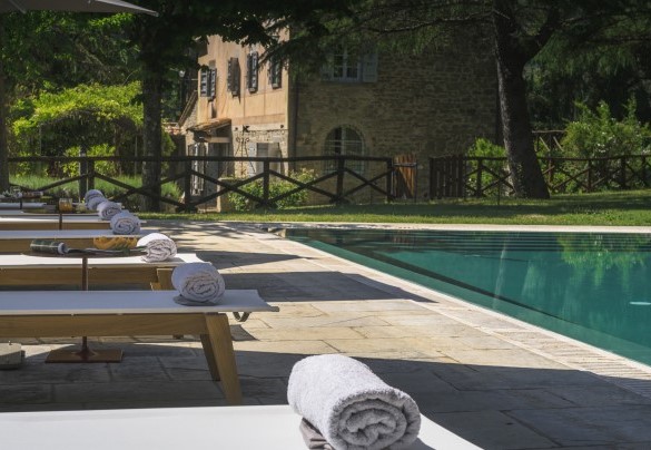 La splendida piscina e la villa sullo sfondo - Villa Metelliano 
