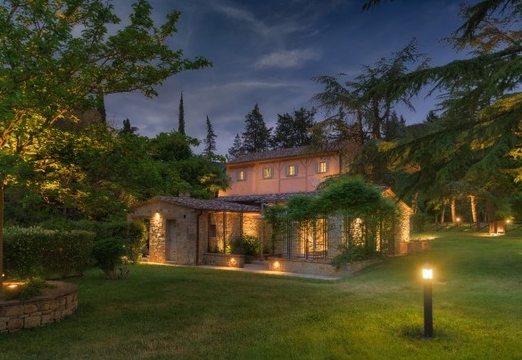 L'ingresso dell'annesso e la villa sullo sfondo - Villa Metelliano