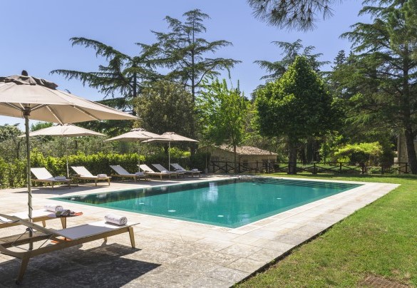 La piscina è situata fra l'annesso e la villa principale - Villa Metelliano