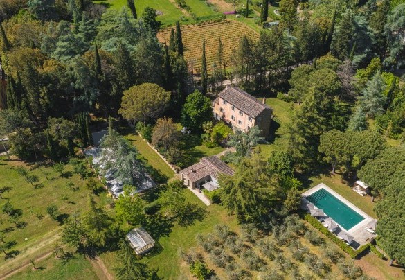 Il parco che cinge la villa affacciato su verdi paesaggi - Villa Metelliano