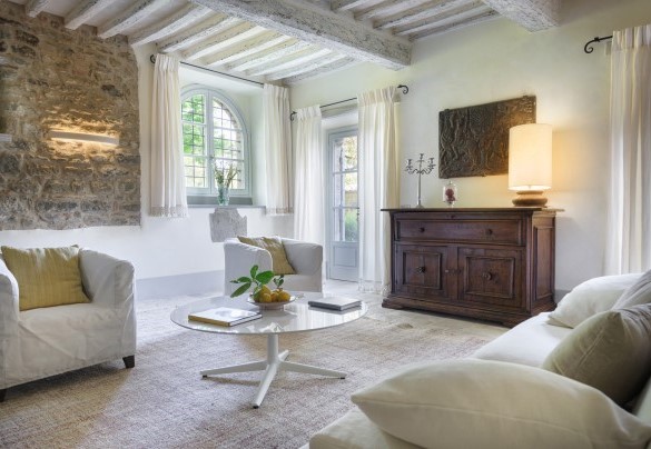 Salotto con uscita diretta tramite porte finestre - Villa Metelliano