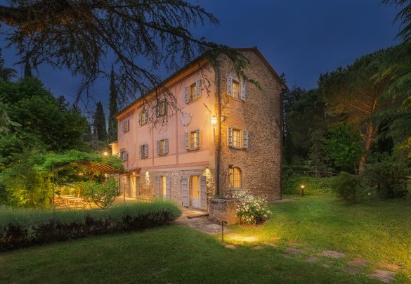 Il curatissimo giardino e la villa illuminati - Villa Metelliano