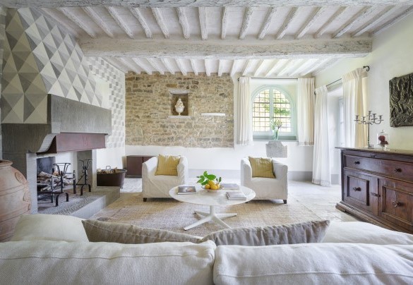 Salotto al piano terra con caminetto ornamentale e divano - Villa Metelliano