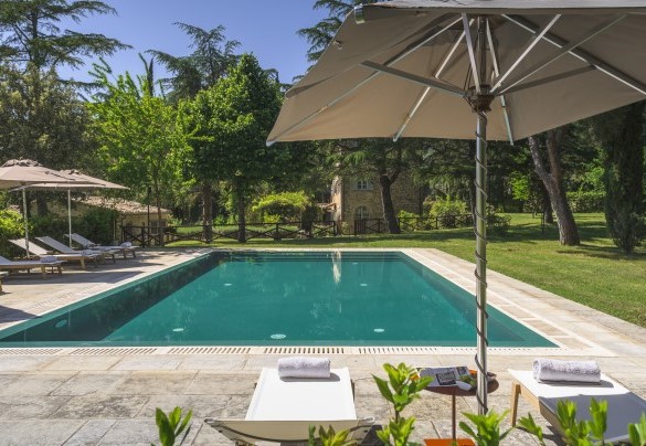 La piscina misura 12 x 6 m con una profondità costante di 1,40 m - Villa Metelliano