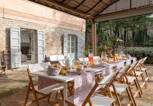 La graziosa pergola con il tavolo preparato per mangiare all'aperto - Villa Metelliano 