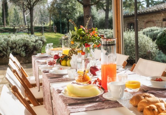 Dettaglio della bella tavolata esterna - Villa Metelliano