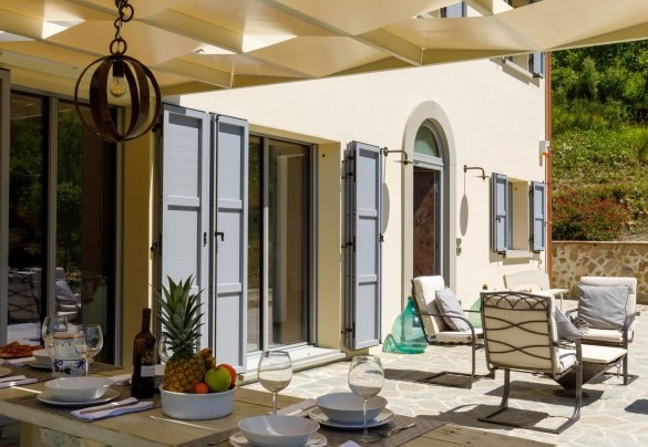 Portico con tavolo, panche e zona relax – Villa Mia
