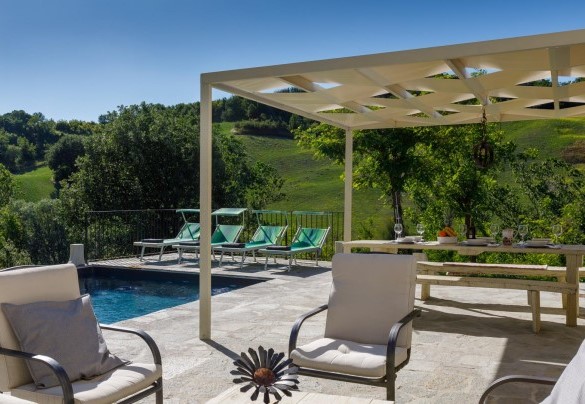 Tra la villa e la piscina è posizionato un ampio porticato comodo per dei pranzi conviviali godendo del bel panorama che la zona offre – Villa Mia
