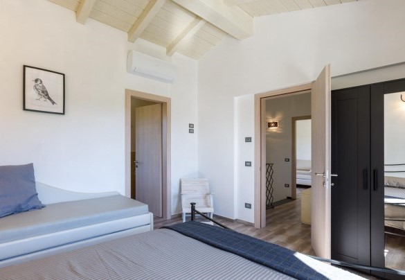 Camera matrimoniale con bagno en-suite al primo piano – Villa Mia