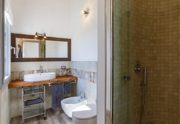 Bagno en-suite con doccia al primo piano – Villa Mia