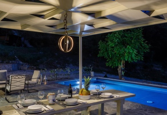 Portico con tavola, panche e zona relax – Villa Mia