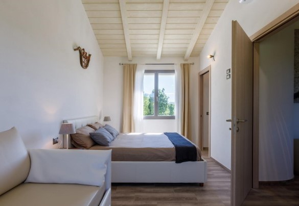 Camera matrimoniale con bagno en-suite al primo piano – Villa Mia