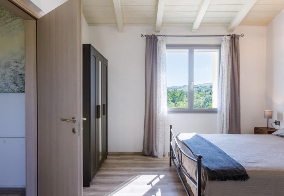 Camera matrimoniale con bagno en-suite al primo piano – Villa Mia