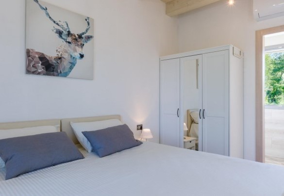 Camera matrimoniale con bagno en-suite al piano terra – Villa Mia
