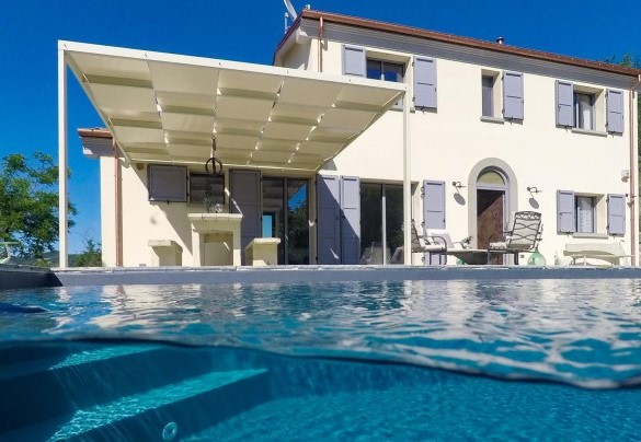 Si accede alla piscina direttamente dalla casa uscendo dalla cucina e dalla zona pranzo – Villa Mia