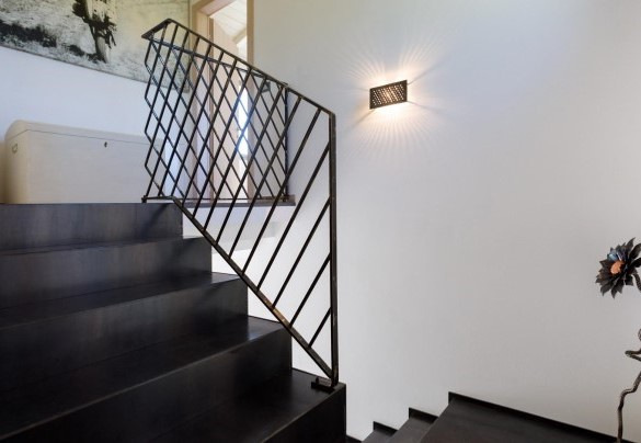 Tramite una bella scala in ferro si sale invece al primo piano dove troviamo altre due camere matrimoniali entrambe con bagno en-suite con doccia – Villa Mia