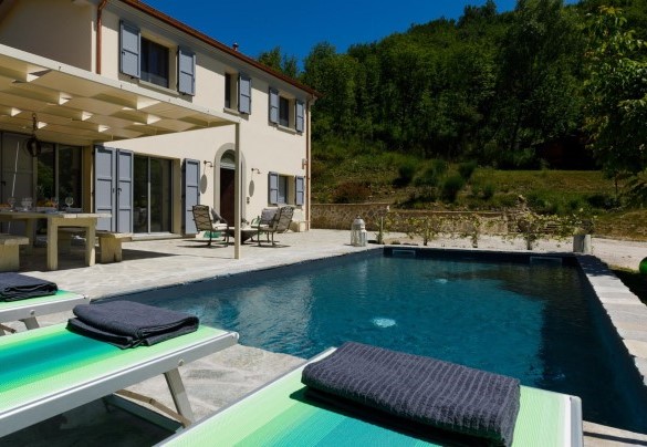 L’accogliente piscina è collocata adiacente alla proprietà all’interno del giardino piantumato e garantisce un’assoluta privacy – Villa Mia