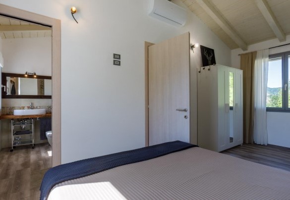 Camera matrimoniale con bagno en-suite al primo piano – Villa Mia