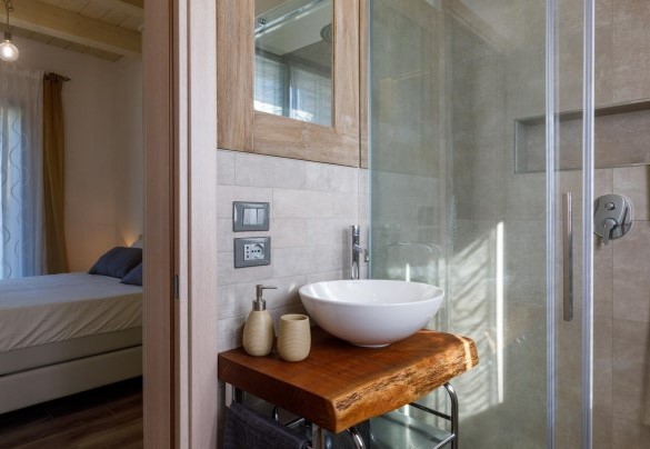 Bagno en-suite con doccia al piano terra – Villa Mia