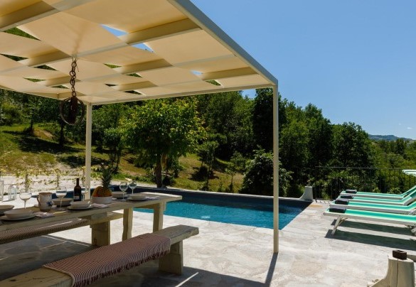 Tra la villa e la piscina è posizionato un ampio porticato comodo per dei pranzi conviviali godendo del bel panorama che la zona offre – Villa Mia