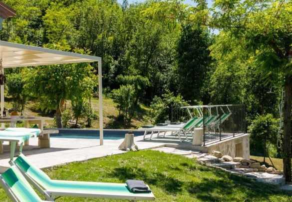 Il giardino è arricchito da varie piante ad alto fusto e macchie di cespugli – Villa Mia
